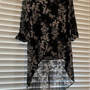 Roz&Ali Floral Sheer Elegant Black and White Tunic - Dropped Split Back Hem